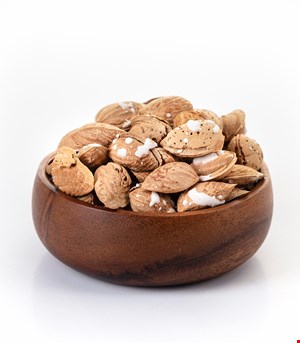 بادام پوست کاغذی (منقا نمکی)